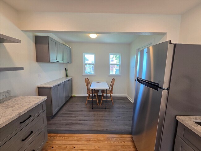 Building Photo - 914 Avenue K