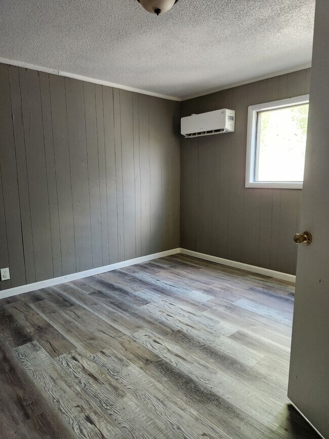 Building Photo - 4-Bedroom/1 Bath Home for Rent – $1,200/month – Columbus, KS