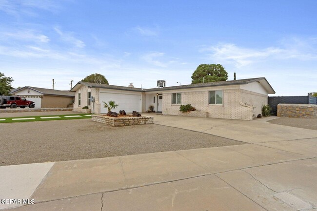 Building Photo - 2912 Hector Dr