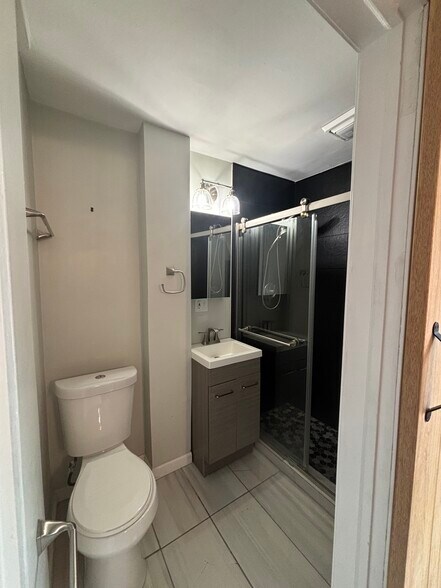 Building Photo - 1909 Coltman Rd