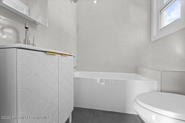 Building Photo - 840 Clay Ave