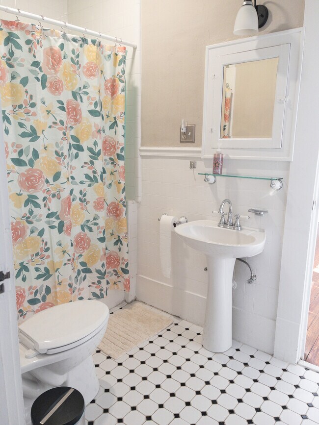 Building Photo - 302 Durden St