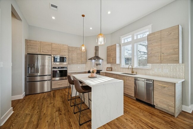 Building Photo - 1003 E 28th St