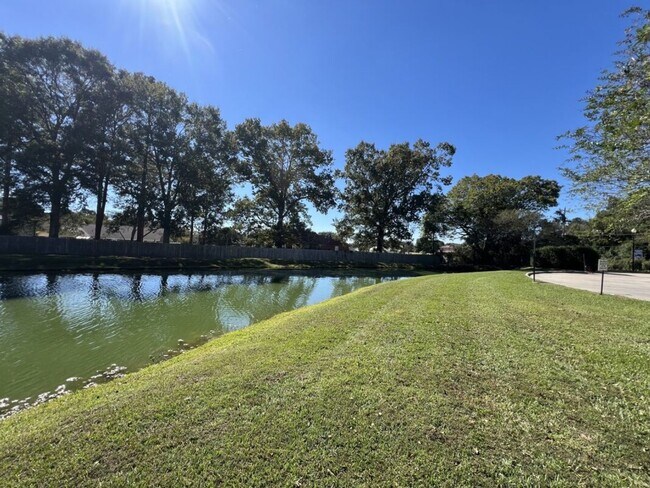 Building Photo - Newly updated! 3 bd, 2 bath condo in Zachary's Cottages at Blue Herron