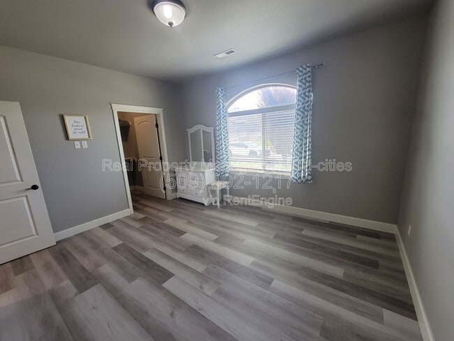 Building Photo - 4801 Pinehurst Dr