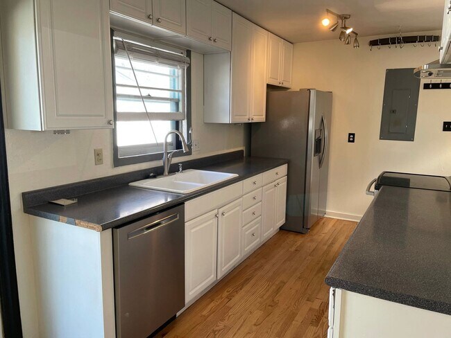 Building Photo - 3 Bed 2 Bath Home With 2000+ Square Feet With Exclusive Access to Rock Island Trail!!