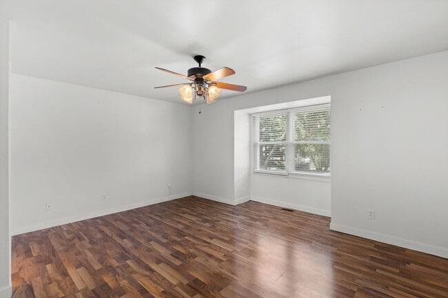 Building Photo - 1620 Dahlia Ct