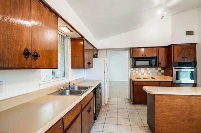 Building Photo - 9023 Pinewood Dr