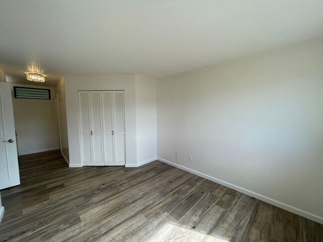 Building Photo - Beautiful 2 bedroom, 2 bath townhome