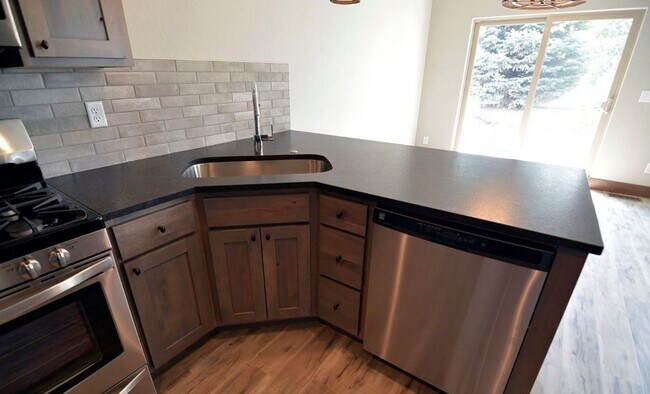 Building Photo - End Unit 3 Bedroom 2 Bathroom Condo