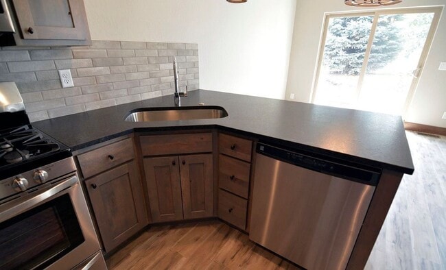 Building Photo - End Unit 3 Bedroom 2.5 Bathroom Condo