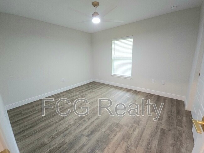 Building Photo - 9547 N Sandree Dr