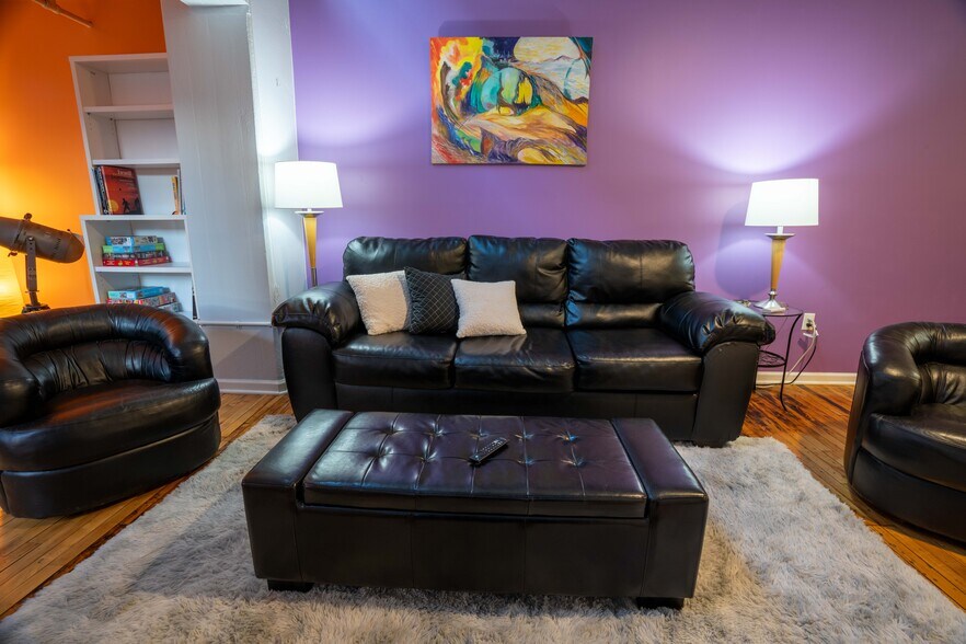 Building Photo - 624 E Walnut St