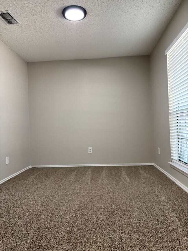 Building Photo - 104 Glade Shadow Dr