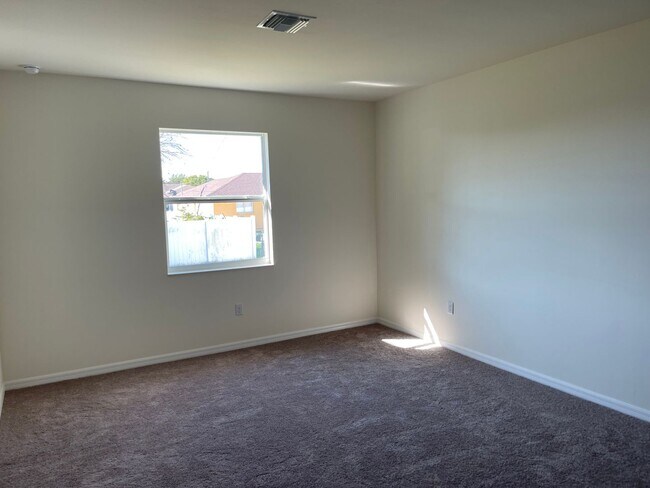 Building Photo - Stunning and spacious Single Family Home!