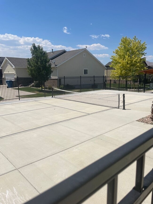 Building Photo - Newer Santaquin Townhome