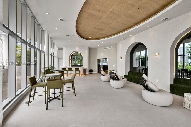 Building Photo - 700 NE 24th St