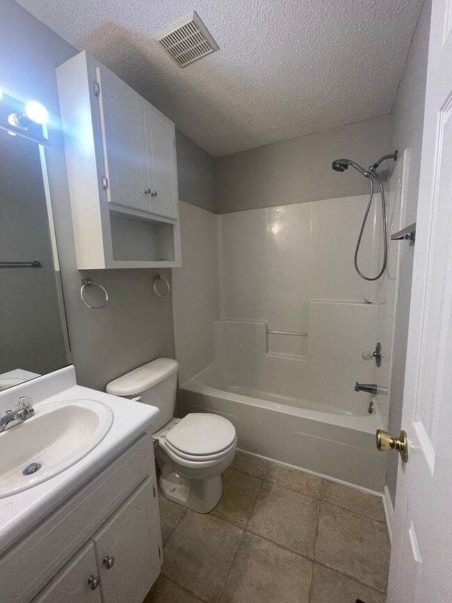 Building Photo - 152 Woodmere Dr