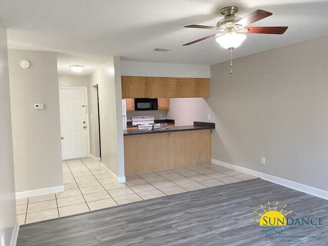 Building Photo - Great 2 Bedroom First Floor Unit