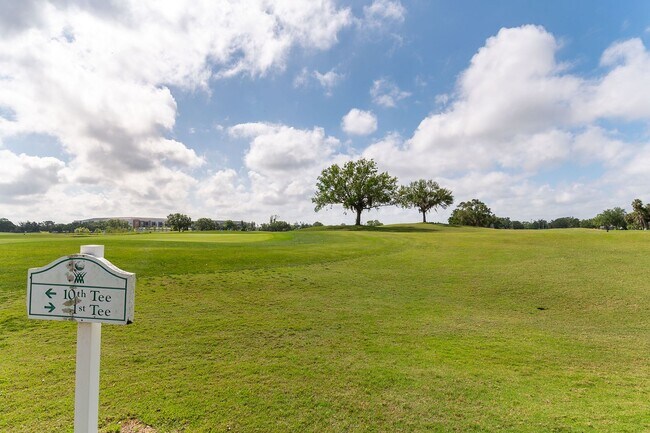Building Photo - 3-Bed 2-Bath Unfurnished Pool Home - Green...