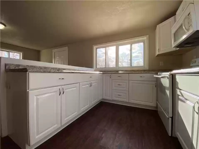 Building Photo - Stunning 4 Bed Home West of Drake