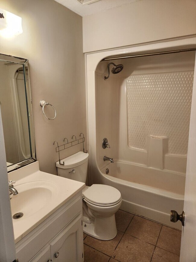 Building Photo - 33A / 33B  IL Rental
