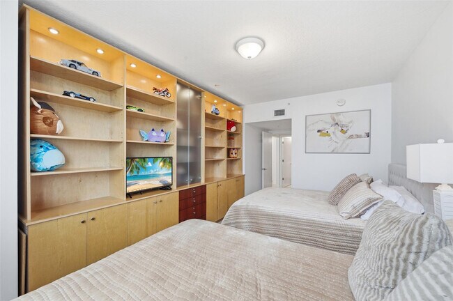 Building Photo - 3020 NE 32nd Ave