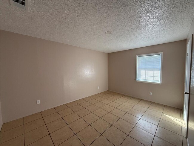 Building Photo - 2203 Donahue Ln