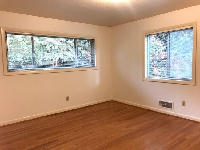 Building Photo - SW PDX Spacious Mid-Century Home Located i...
