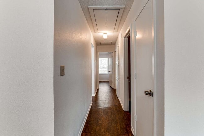 Building Photo - Stylish Half-Duplex in Arlington