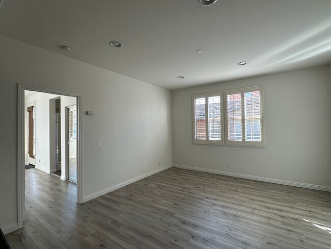 Building Photo - 611 McKenna St