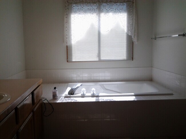 Building Photo - Wonderful Home Centrally Located