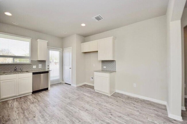 Building Photo - 1701 Logan Dr