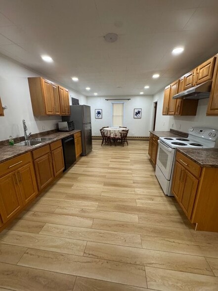 Building Photo - 664 Chicopee St