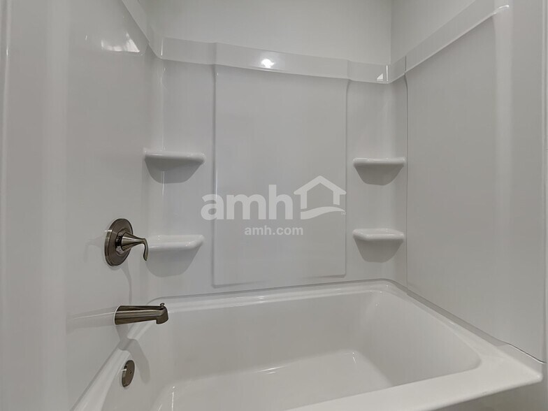 Building Photo - 472 Pointe Dr