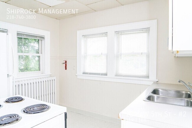 Building Photo - 2210 W 5th St