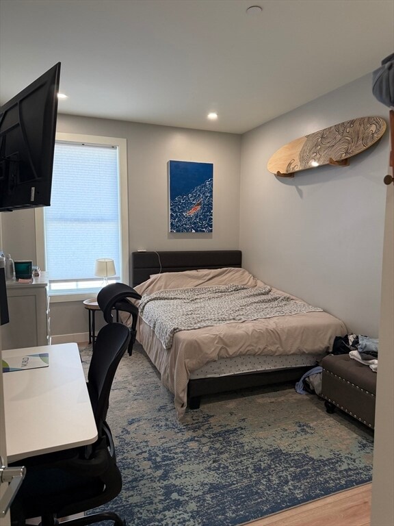 Building Photo - 415 E 7th St