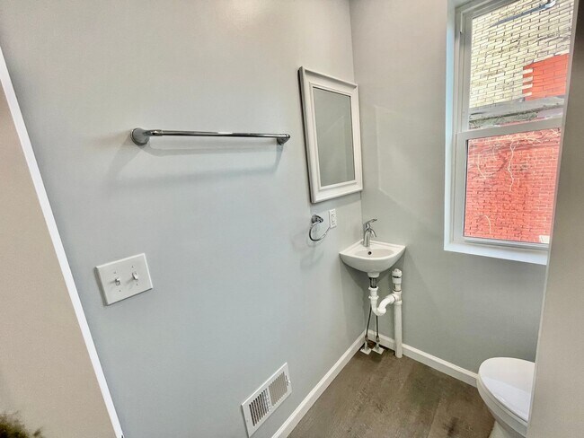 Building Photo - Bright and Updated 2 Bedroom 1.5 Bath House in Oakland