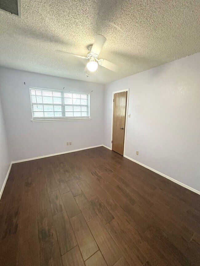 Building Photo - 4 Bed 2 Bath Ready to Rent ASAP