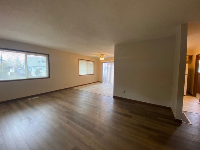 Building Photo - Charming 2 Bedroom with Attached Garage!