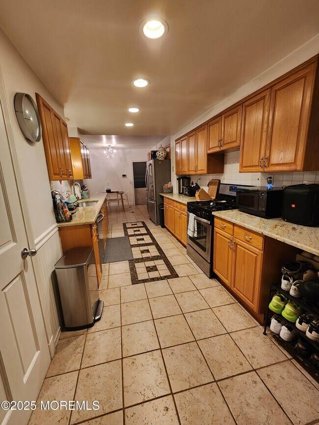 Building Photo - 393 N Bath Ave