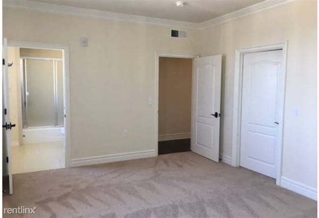 Building Photo - 10950 Bloomfield St