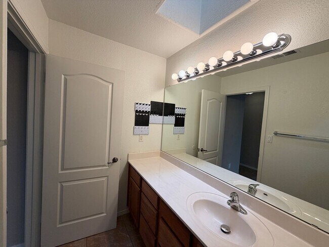 Building Photo - 3 Bedroom Single Story Home Available Near Dellyne Ave NW & Unser Blvd NW!
