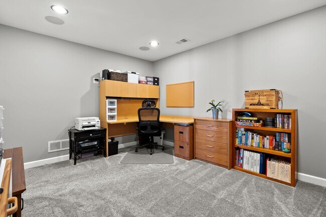 Building Photo - Four bedroom, 3 Bathroom with Bonus Room a...