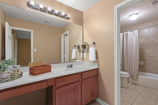 Building Photo - 1602 Village Townhome Dr