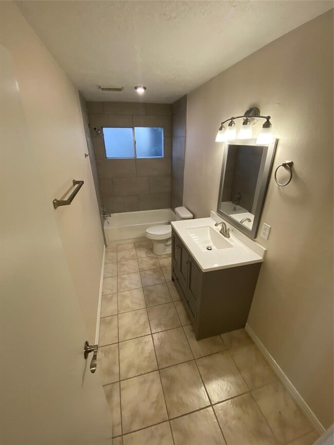 Building Photo - 33 N Rain Forest Ct