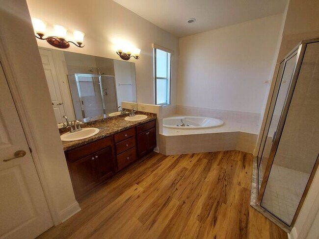 Building Photo - Beautiful 3/2/2 on 1/3 of an acre