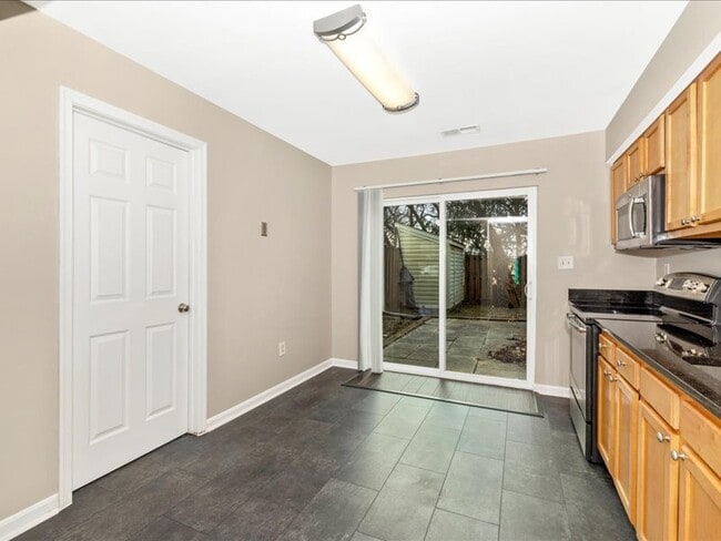 Building Photo - 584 Cotswold Ct