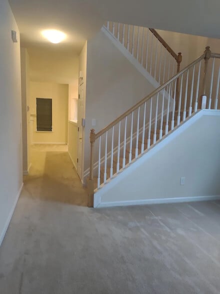 Building Photo - Room in Townhome on Singleleaf Lane