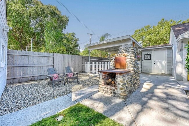 Building Photo - Beautiful vintage home
